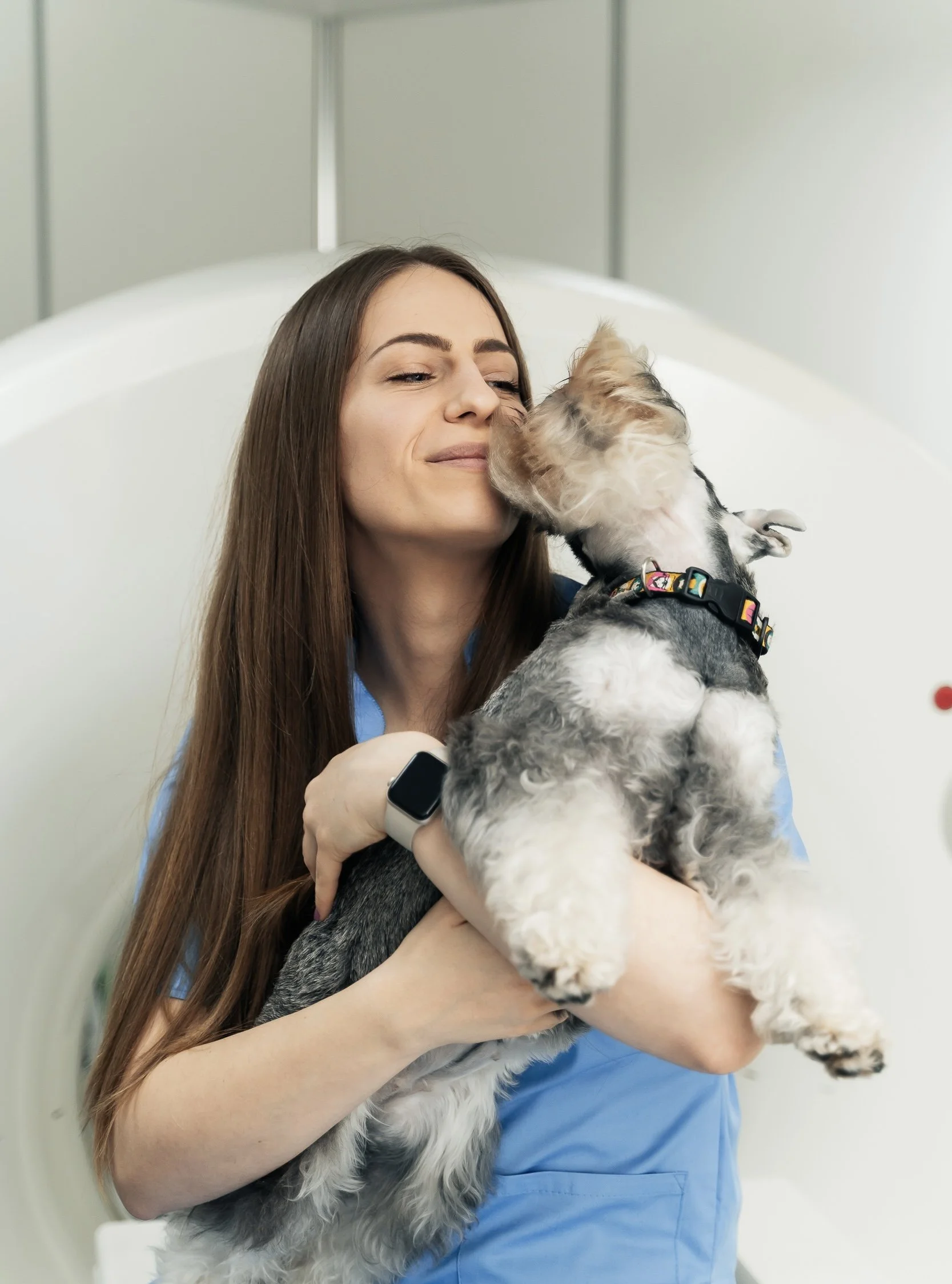Doctor Raluca Pop impreuna cu Kinya . Doctor Raluca Pop este medic la Cabinet Veterinar Vetopia Cluj Napoca